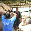 Biznesmen z Indii modli się do Donalda Trumpa