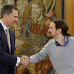 Pablo Iglesias nie przejmuje się konwencjami. Na audiencję do króla Filipa VI (z lewej) przyszedł w 