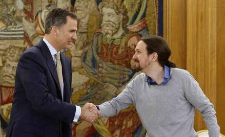 Pablo Iglesias nie przejmuje się konwencjami. Na audiencję do króla Filipa VI (z lewej) przyszedł w 