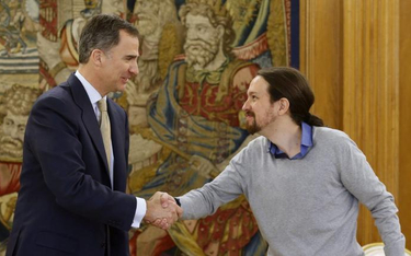 Pablo Iglesias nie przejmuje się konwencjami. Na audiencję do króla Filipa VI (z lewej) przyszedł w 