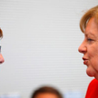 Przewodnicząca CDU Annegret Kramp-Karrenbauer (z lewej) szykowana przez kanclerz Angelę Merkel na sw