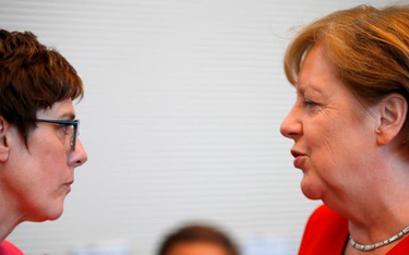 Przewodnicząca CDU Annegret Kramp-Karrenbauer (z lewej) szykowana przez kanclerz Angelę Merkel na sw