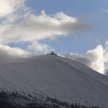 Wiatr zdmuchnął turystów ze zbocza Śnieżki
