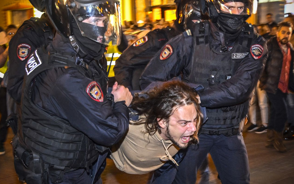 Po ogłoszeniu przez Putina mobilizacji w wielu rosyjskich miastach wybuchły protesty. Na zdjęciu - M