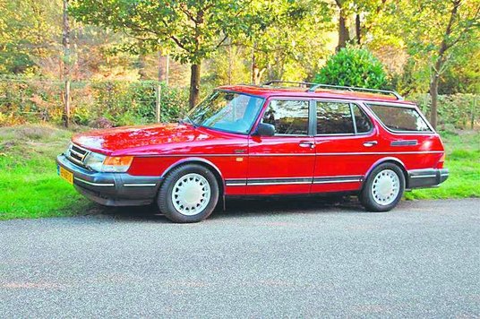 Duża rzadkość – 900 Safari Wagon, czyli kombi.