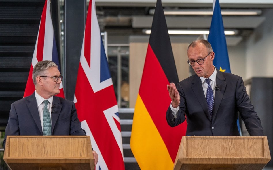 Brytyjski premier Keir Starmer (z lewej) i niemiecki kanclerz Friedrich Merz na konferencji 17 lipca