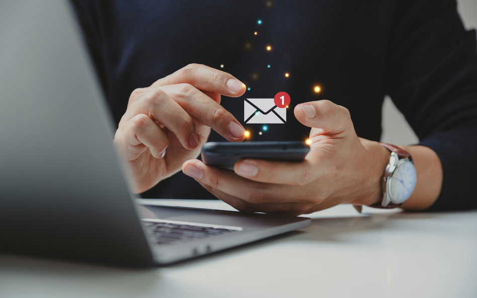 Będą zmiany w e-Doręczeniach. Urzędowe wiadomości odbierzemy na telefonie
