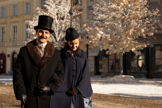 Miasto dostrzegło ogromny walor promocyjny jaki drzemie w filmowym portrecie XIX-wiecznej Warszawy