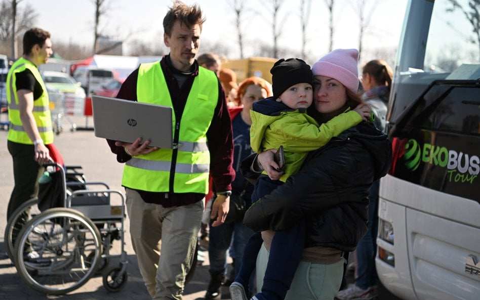 Uchodźcy z Ukrainy i wolontariusze w Centrum Pomocy Humanitarnej w Przemyślu