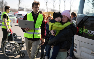 Uchodźcy z Ukrainy i wolontariusze w Centrum Pomocy Humanitarnej w Przemyślu