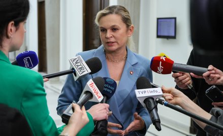 Minister edukacji Barbara Nowacka rozmawia z mediami po zakończeniu konferencji prasowej dot. prezen