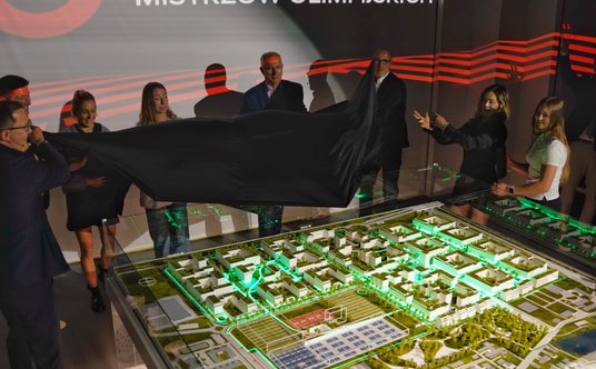 Odsłonięcie makiety prezentującej plan osiedla, gdzie mieszkania dostaną medalistki igrzysk w Paryżu