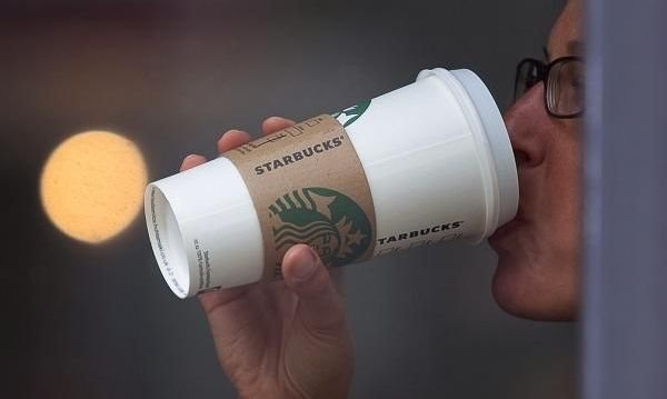 Starbucks zakazuje pisania imion kandydatów na prezydenta na kubkach. „Zbyt polityczne”