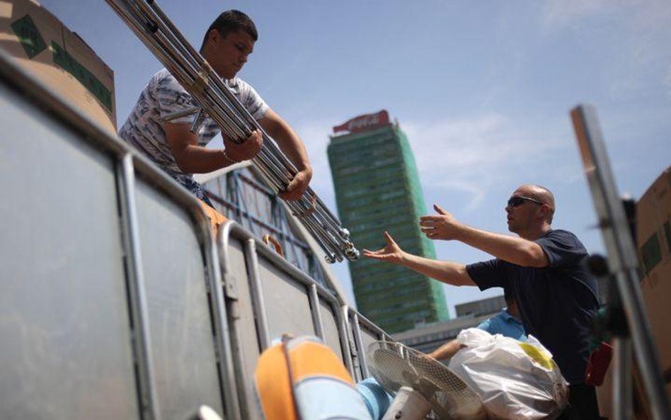 Wynoszenie towaru z hali KDT