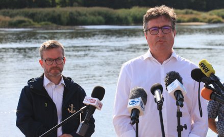 Wiceminister infrastruktury Grzegorz Witkowski (z lewej) i prezes Państwowego Gospodarstwa Wodnego W