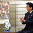 Premier Japonii Shinzo Abe uczy się grać w rugby