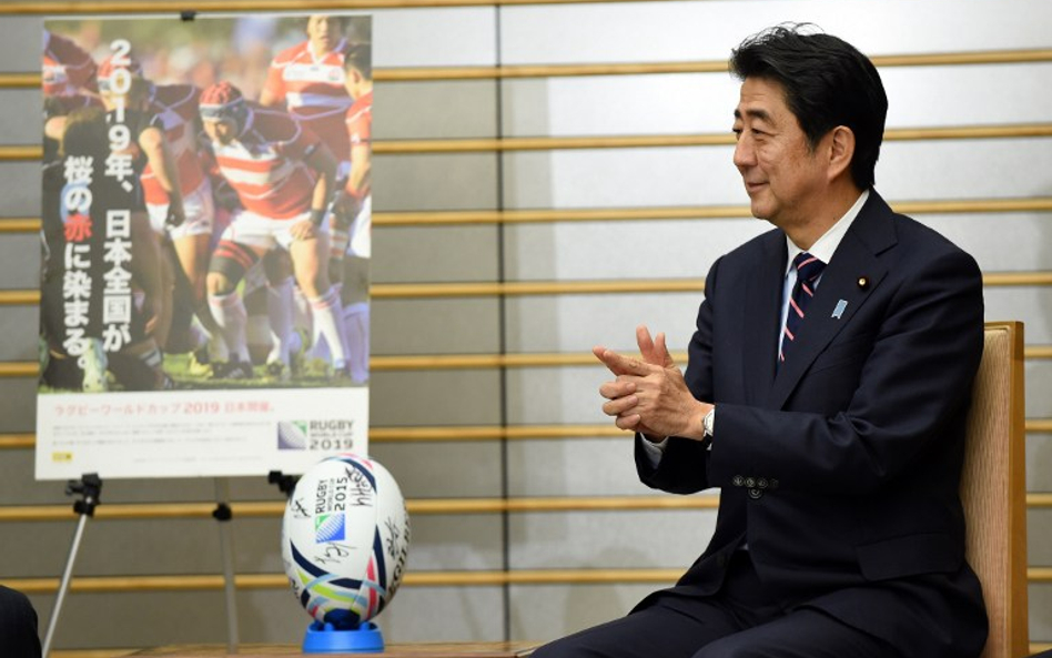 Premier Japonii Shinzo Abe uczy się grać w rugby