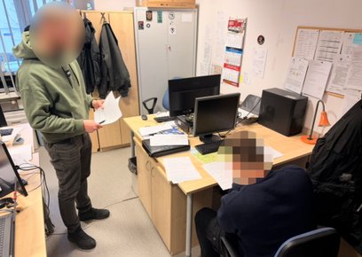 Z ustaleń funkcjonariuszy wynika, że 18-latek przedłożył w banku dokumenty poświadczające nieprawdę 