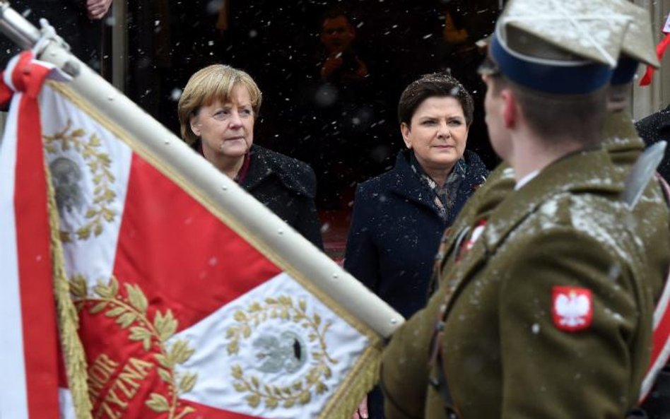 Powitanie kanclerz przed Kancelarią Premiera. Na zdjęciu: Angela Merkel i Beata Szydło.