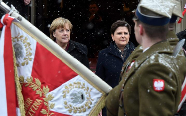 Powitanie kanclerz przed Kancelarią Premiera. Na zdjęciu: Angela Merkel i Beata Szydło.