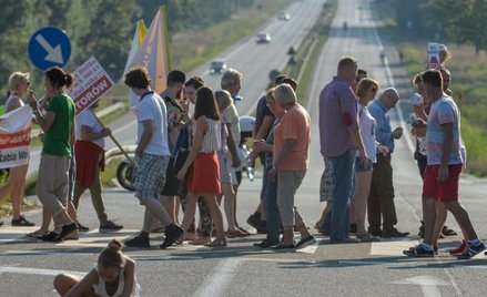 Do tej pory protestujący blokowali drogi. Na zdjęciu protest na trasie katowickiej w miejscowości Od
