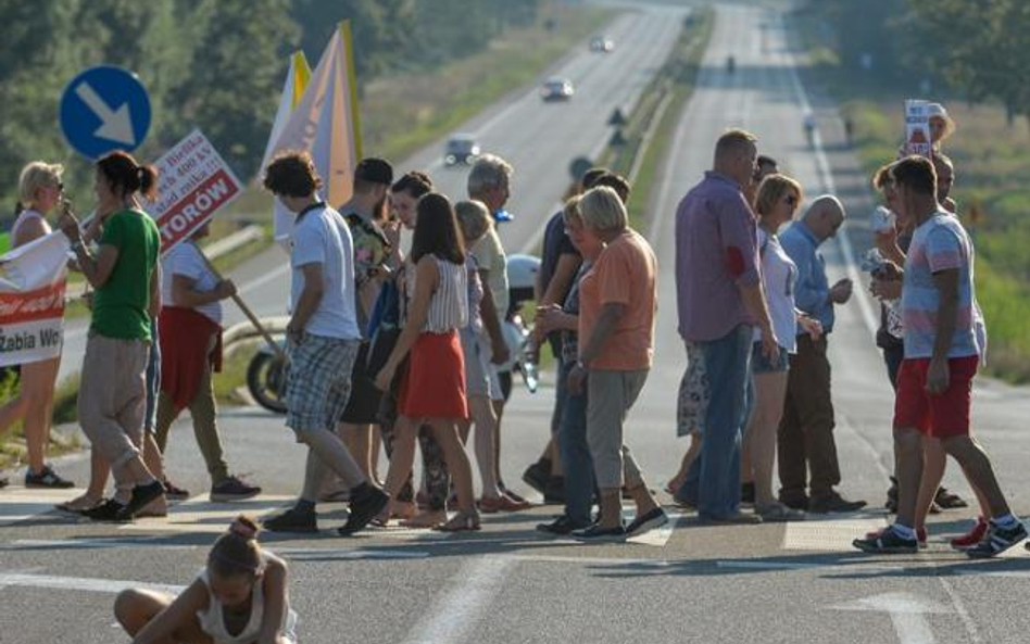 Do tej pory protestujący blokowali drogi. Na zdjęciu protest na trasie katowickiej w miejscowości Od