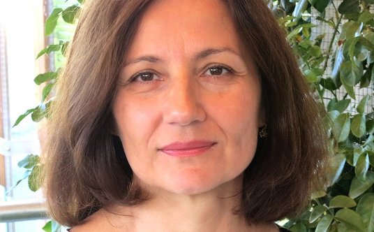 prof. dr hab. Małgorzata Stpiczyńska jest botaniczką, pracuje w Ogrodzie Botanicznym UW. Jej zainter