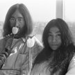 John Lennon i Yoko Ono podczas słynnego wywiadu "w łóżku dla pokoju", przeprowadzonego w 1969 roku, 