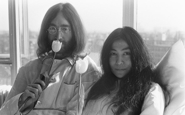 John Lennon i Yoko Ono podczas słynnego wywiadu "w łóżku dla pokoju", przeprowadzonego w 1969 roku, 
