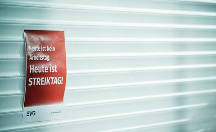 „Dzisiaj nie jest dzień pracujący. Dziś jest dzień strajku!” - informował w poniedziałek Niemiecki K