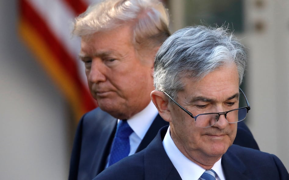 Donald Trump publicznie wzywał do szybkiego cięcia stóp i ostro krytykował Jerome’a Powella, prezesa