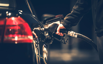 Cena za litr paliwa spadła poniżej 7 zł