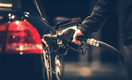 Rząd chce ciąć ceny paliw. Obniży podatki państwa i marże firm