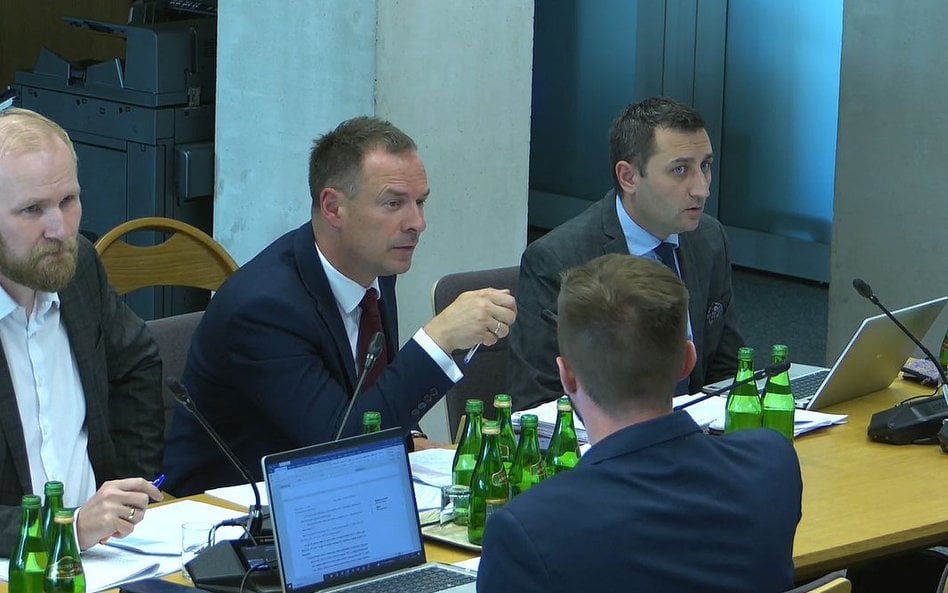 Projekt rządowy prezentował między innymi wiceminister sportu i turystyki Piotr Borys