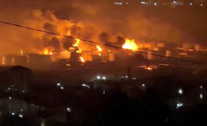 Pożar i dym w rafinerii ropy naftowej Tuapse w pobliżu portu Tuapse