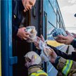 Kanapki na drogę. Pociąg z Kijowa do Warszawy na stacji w Dorohusku, 28 lutego