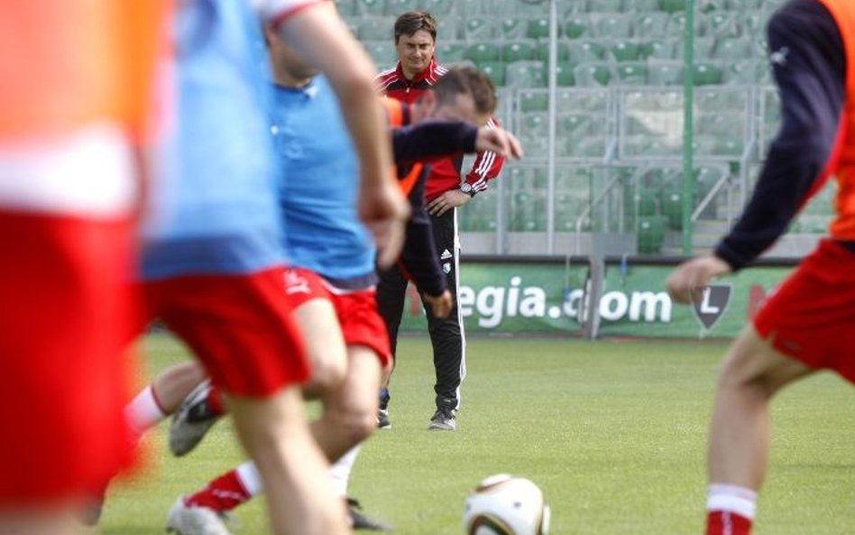 Trener Maciej Skorża na treningu Legii