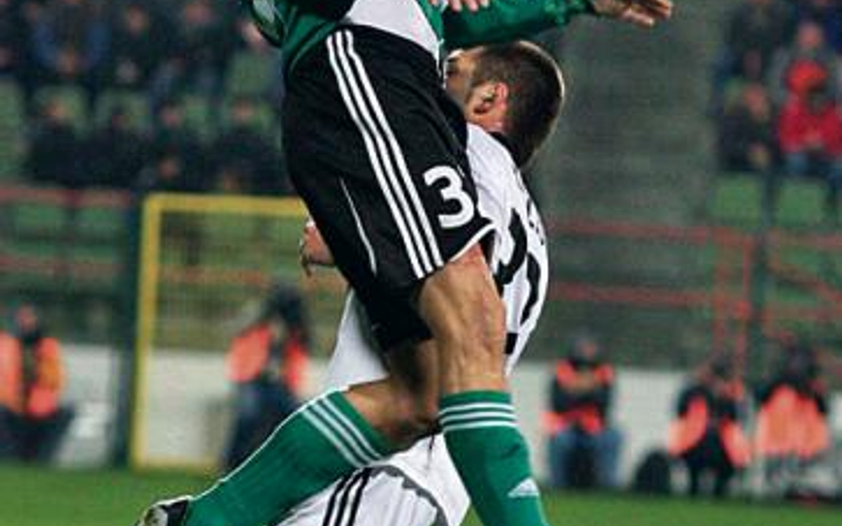 Mecz w Bełchatowie. Miroslav Radović (Legia) nad Piotrem Kuklisem