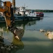 Wojsko wysadza skały, rząd zatapia barki. Wszystko dla jednego reaktora