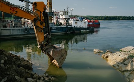 Wojsko wysadza skały, rząd zatapia barki. Wszystko dla jednego reaktora