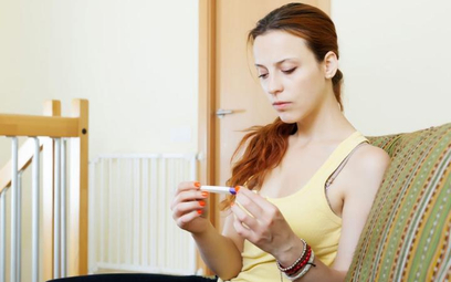 Kobiety sprzedające używane testy ciążowe zapewniają, że długo pozostają one czytelne
