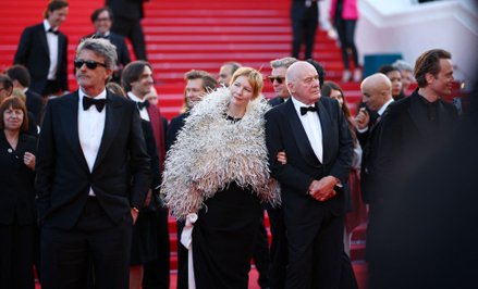 Paweł Pawlikowski, Sandra Huller i Hanns Zischler po pokazie filmu „Ojczyzna” w konkursie 79. Festiw