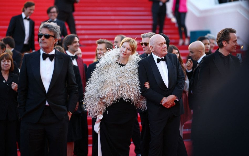 Paweł Pawlikowski, Sandra Huller i Hanns Zischler po pokazie filmu „Ojczyzna” w konkursie 79. Festiw