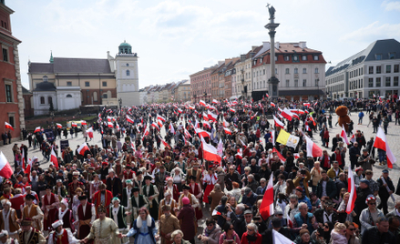 Warszawa. Tłumy na marszu zorganizowanym z okazji 1000. rocznicy Królestwa Polskiego i 500. hołdu pr