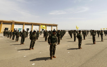 Żołnierze Syryjskich Sił Demokratycznych są wspierani z powietrza przez koalicję pod wodzą USA