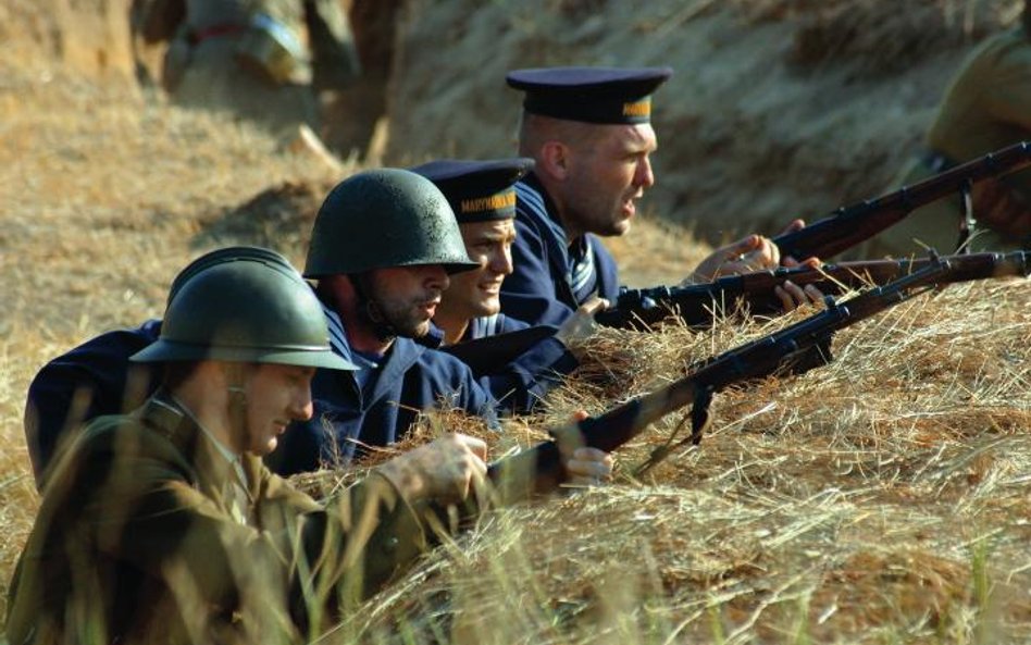 Żołnierze i marynarze bronią Kępy Oksywskiej, inscenizacja historyczna, Kosakowo, 2006 r. (Fot. Jace