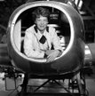 Amelia Earhart w kadłubie budowanego dla niej samolotu Lockheed Electra, 1936 rok