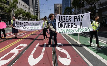 Kierowcy Ubera domagają się wyższej zapłaty za pracę.