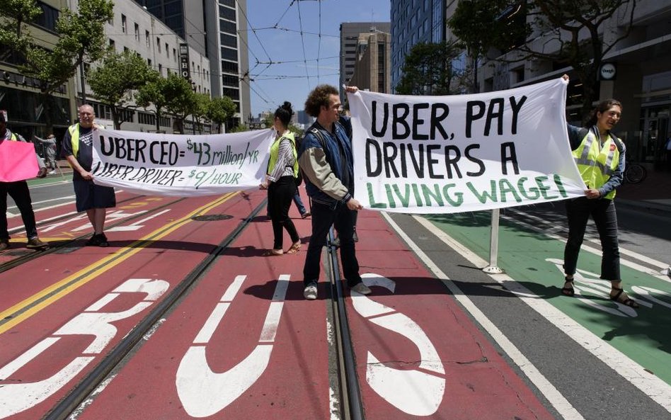 Kierowcy Ubera domagają się wyższej zapłaty za pracę.