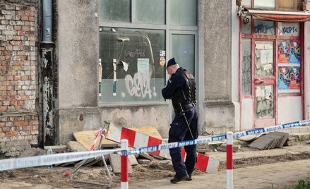 Miejsce znalezienia trzech ciał w pustostanie przy ulicy Grzybowskiej na warszawskiej Woli.